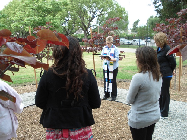 David & Margaret Chaplain Gail Kuskey, accompanied by staff and residents, dedicates the agency’s new Hope Garden.