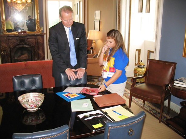 With Congressman David Dreier, Kaitlyn shares her scrapbook chronicling her life with diabetes.
