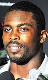 Michael Vick broke his right hand in a game against the New York Giants on Sunday.